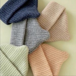 ISO James Street Co beanie OG style // newborn or child